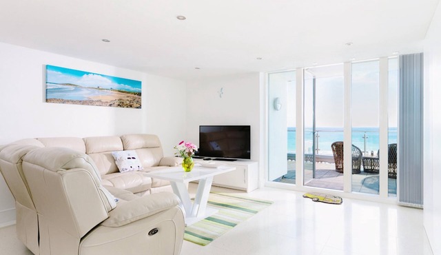 25 Rocklands-Modern apartment with spectacular ocean views, large private terrace. Secure parking