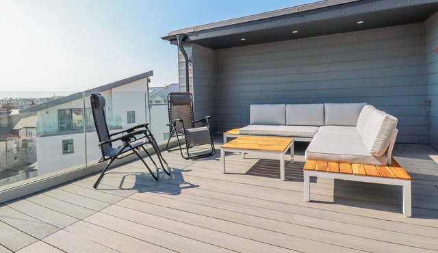 28 ISLAND CRESCENT, family friendly, with a garden in Newquay