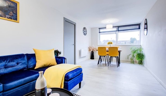 2Bd Flat l M40 nearby l Free Parking l Free Wifi