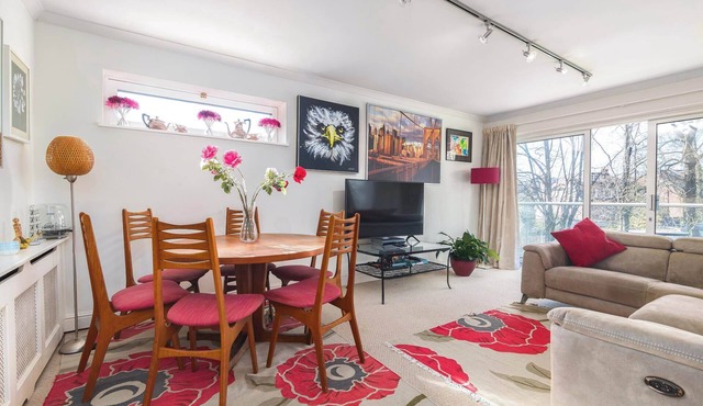 2BDR Highgate Apt with Balcony and Free Parking