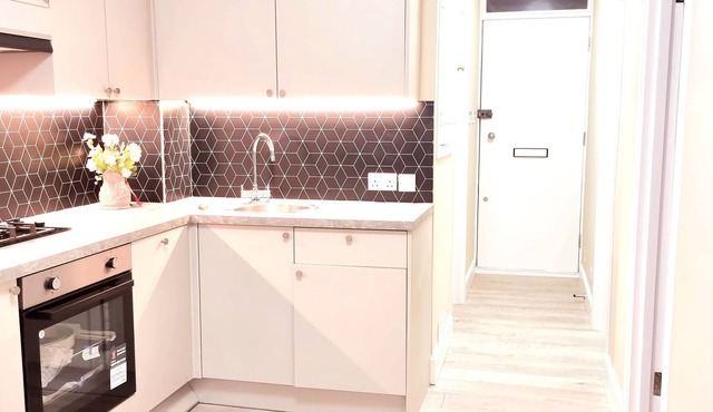 2bedroom private apartment within 5mins Earlsfield Train - 2 stops to Victoria