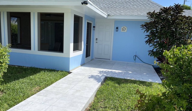 2BR/2BA Beach Villa Screened Porch Walk to Beach + Pool