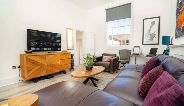 2BR Apartment with balcony | Central Cheltenham