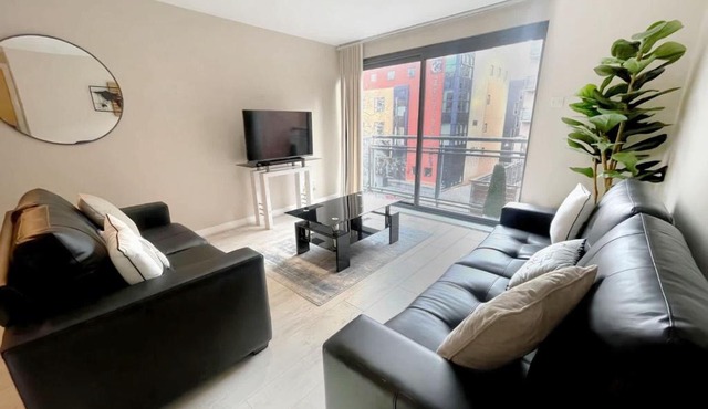2BR City Centre Apt - Balcony - Sleeps 6
