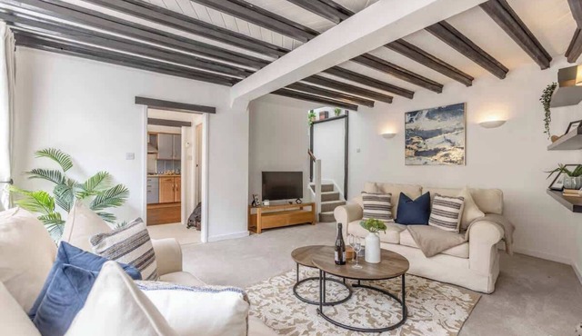 2BR Cottage|Parking |Close 2 Windsor - By Tempstay