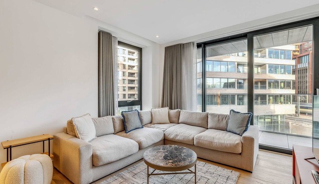 2BR Flat : London's Timeless Appeal