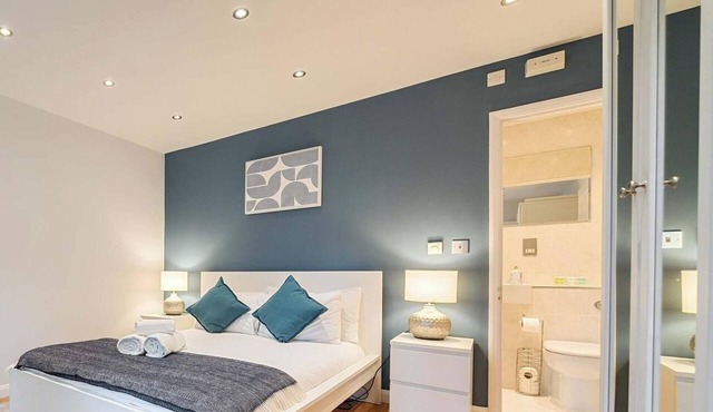 2BR House, Walk to Windsor Castle + Parking for 1