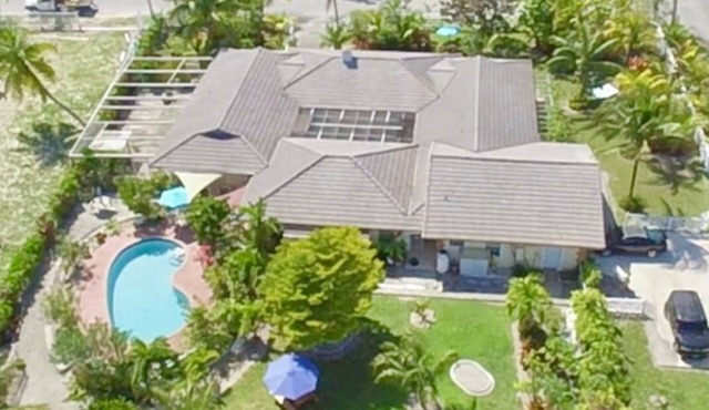 2Br near Coral Beach- Coconut Villa, hear the waves and relax!