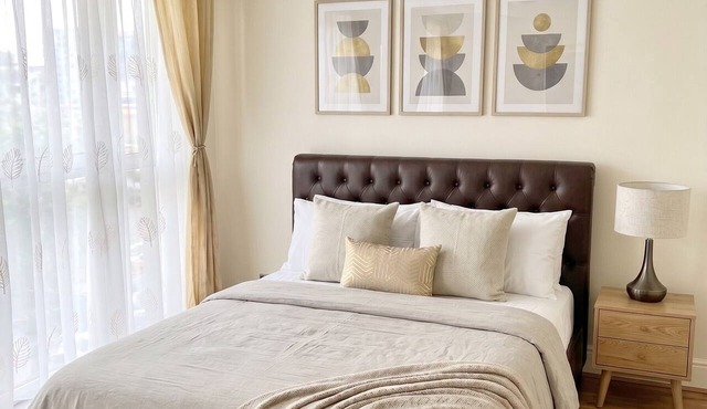 2BR w/Private Balcony & River Thames Views