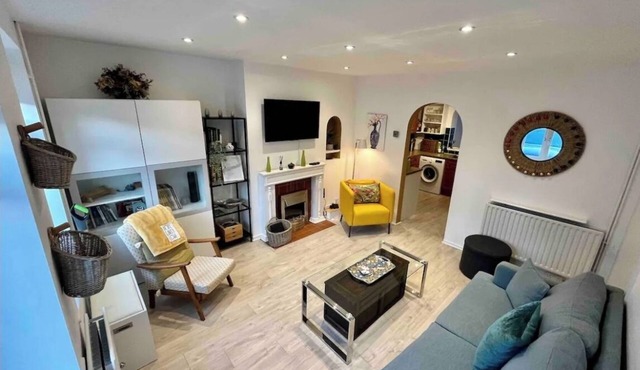 3 Bed, 2 Bath House with parking & Garden, Brooklands Weybridge SW London