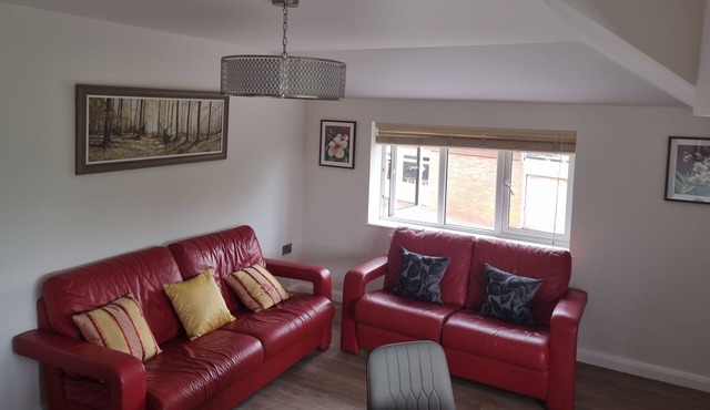 3 bed 3 bath new apartment, free parking, 5 minutes from M5