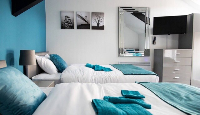 3-Bed Anfield | Private Parking | Sleeps 7
