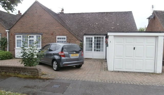 3 bed bungalow with large garden. New kitchen installed December 2025.