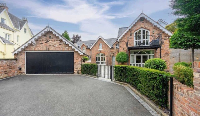 3 Bed Bowdon Mansion | Free Parking