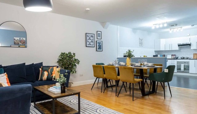 3 Bed Canal St Flat | Sleeps 9 | City Centre