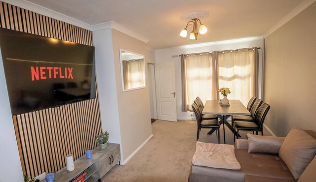 3 Bed Home - Sleeps 8 - Stoke City fc - Parking