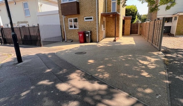 3 bed home Slough,private drive,near Heathrow,motorway,Legoland