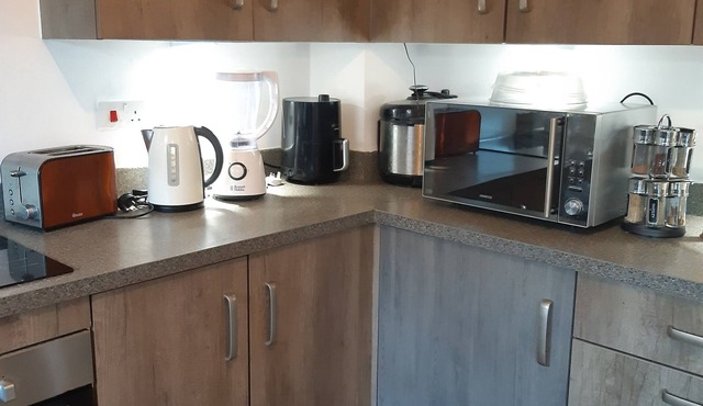 3 Bed House - Sleeps 4 - Parking - Wifi