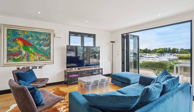 3 Bed | Marina Lodge on River Thames By Tempstay