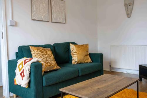 3-bed-Patchway-Self-check-in-Parking-Wi-Fi-Sleeps 5 in Bristol