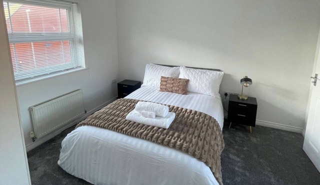 3-bed-Sleeps 5 with Garden and Parking