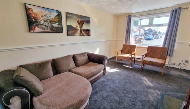 3 Bed Wythenshawe Home | Free Parking