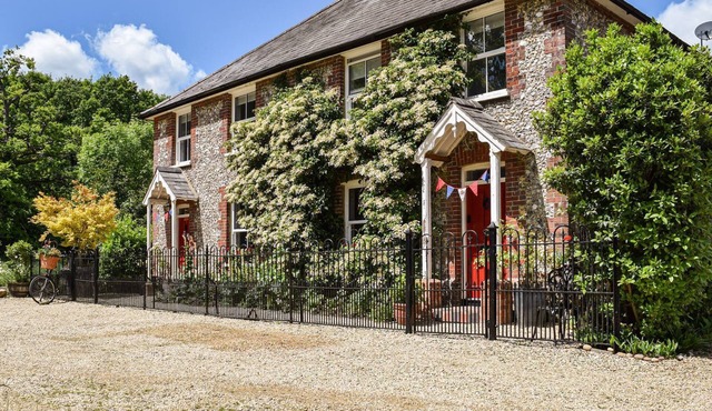 3 bedroom accommodation in Naphill, near High Wycombe