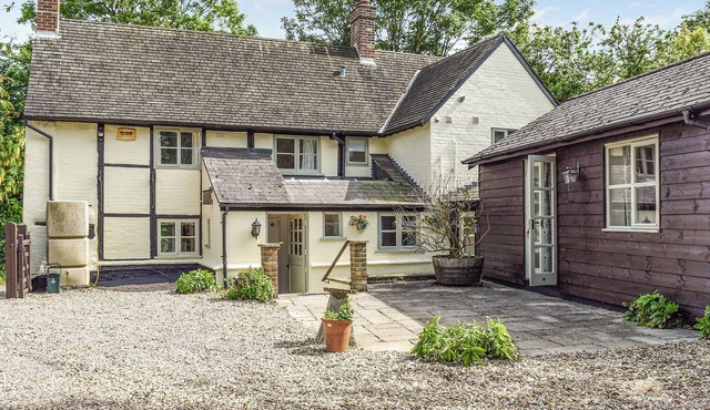 3 bedroom accommodation in Padbury, near Buckingham