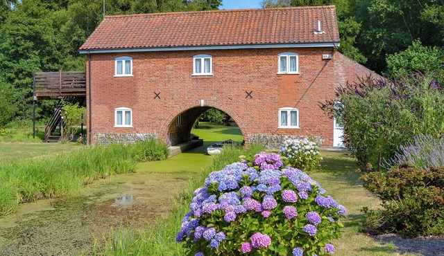 3 bedroom accommodation in Irstead, Norwich