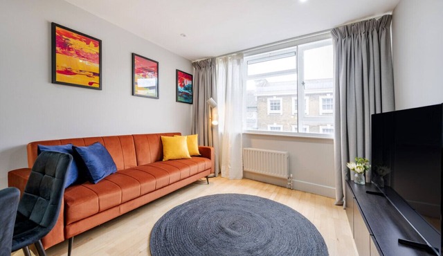 3-Bedroom Apartment in London’s Vibrant West End!