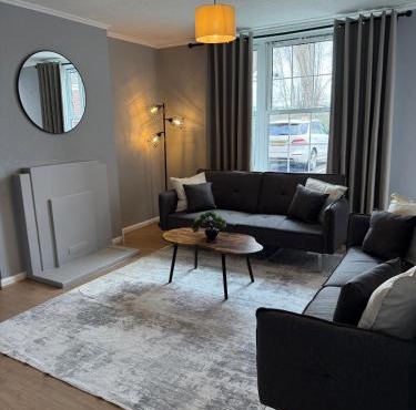 3 Bedroom Apartment with Balcony in London, Free Parking