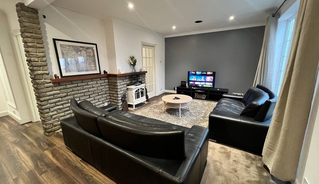 3 Bedroom Cozy House, Borough Of Greenwich, London
