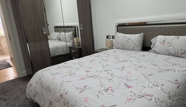 3 Bedroom Flat, Balconies, 2 Bathrooms, Living area & Free Parking near Heathrow