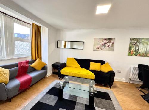 3-Bedroom House in Leyton near Stratford with 3 Bathrooms, Garden, Parking & WiFi