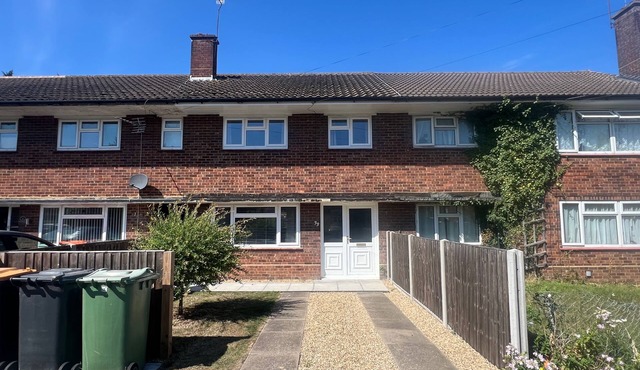 3 Bedroom House - Sleeps 5 & Free Parking