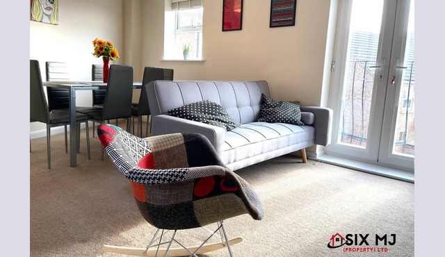 3 bedroom house with private parking, near Rushden Lakes