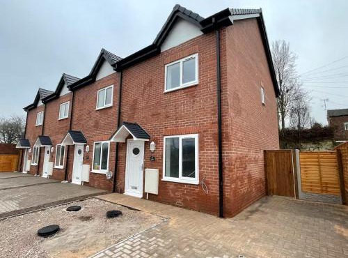 3 Bedroom New House Sleeps 5 with FREE Parking&WiFi -C