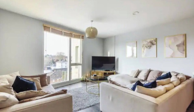 3 bedroom penthouse apartment in Central Maidenhead 5* host new to VRBO