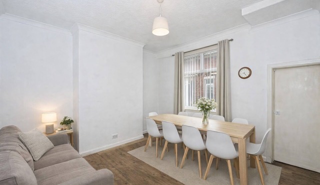 3-Bedroom Town Centre House | Sleeps 8 | Self Check-in | Parking | Pet Friendly