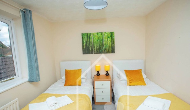 3 Bedroom town house Corby. Sleeps 6, WiFi, Free Parking