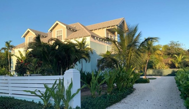 3-bedroom townhome near beach and airport