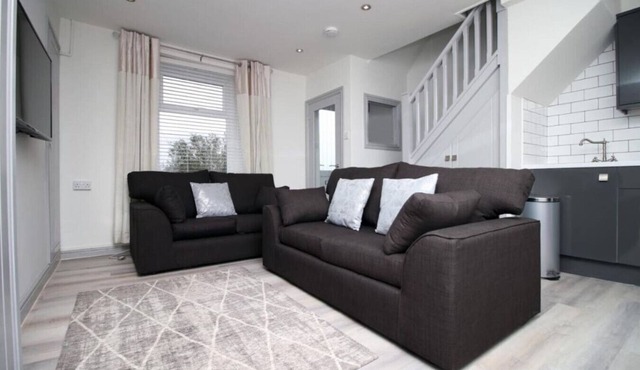 3 Beds Parking Near Morriston Hospital