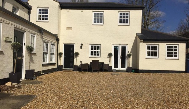 3 BR Ensuite Cottage Private Garden Parking Near St Neots