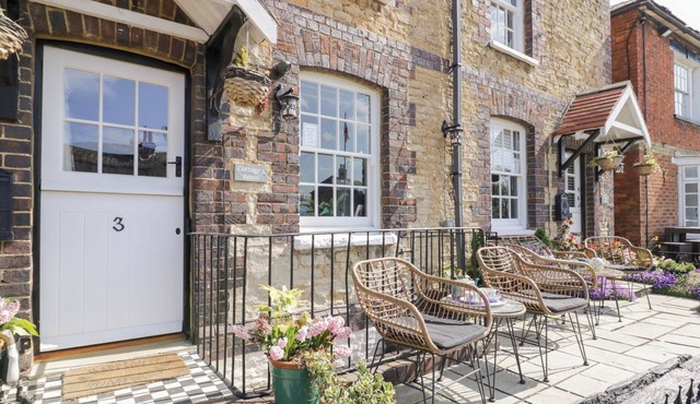 3 CANALSIDE COTTAGES, pet friendly in Roade