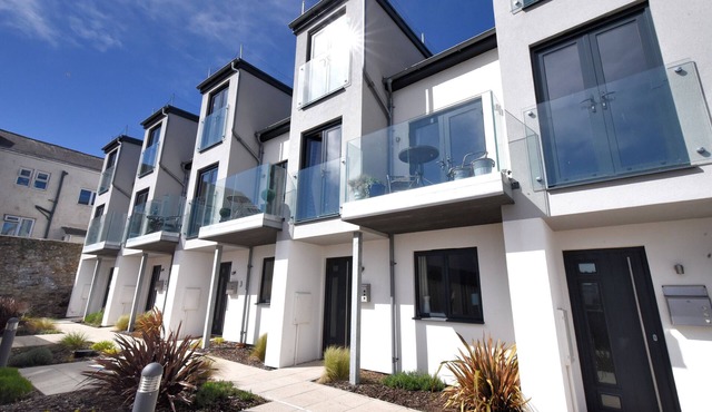 3 GROVE MEWS, family friendly, with a garden in Seaton, Devon