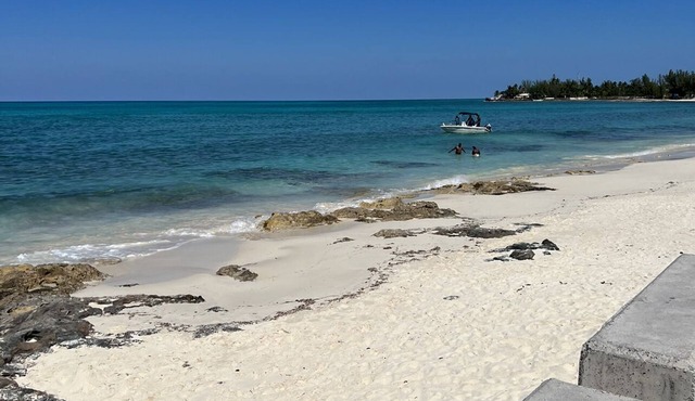 3 minutes to Airport and less than 5 minutes to near by beach. Spacious & quiet