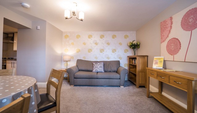 30 Trinity Mews - coaching mews just a few steps from harbour and town centre in quiet cul de sac -