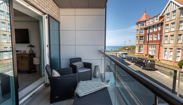 31 CLIFF EDGE, romantic, country holiday cottage in Newquay