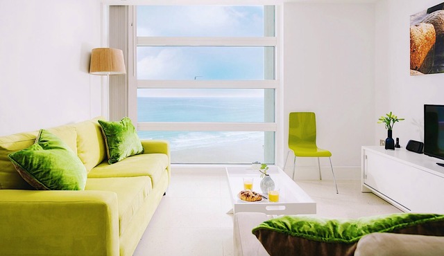 32 Rocklands - Apartment with stunning sea and beach views, lift, a few minutes walk to town centre