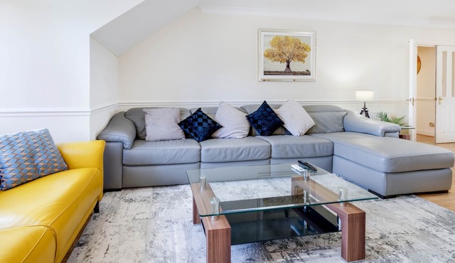 360 EN5 Turners Ct 10 -Modern, Bright, Spacious 2 bed 2 bath Barnet Penthouse